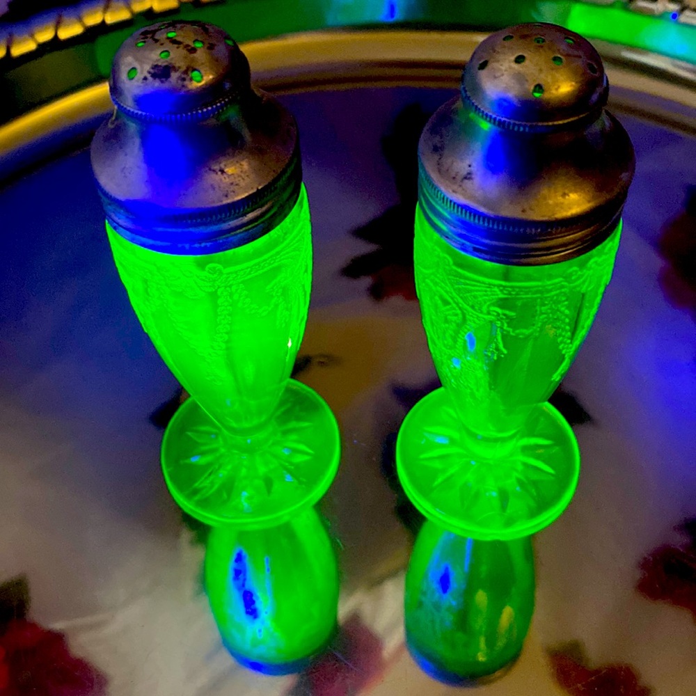 Uranium salt and pepper shakers